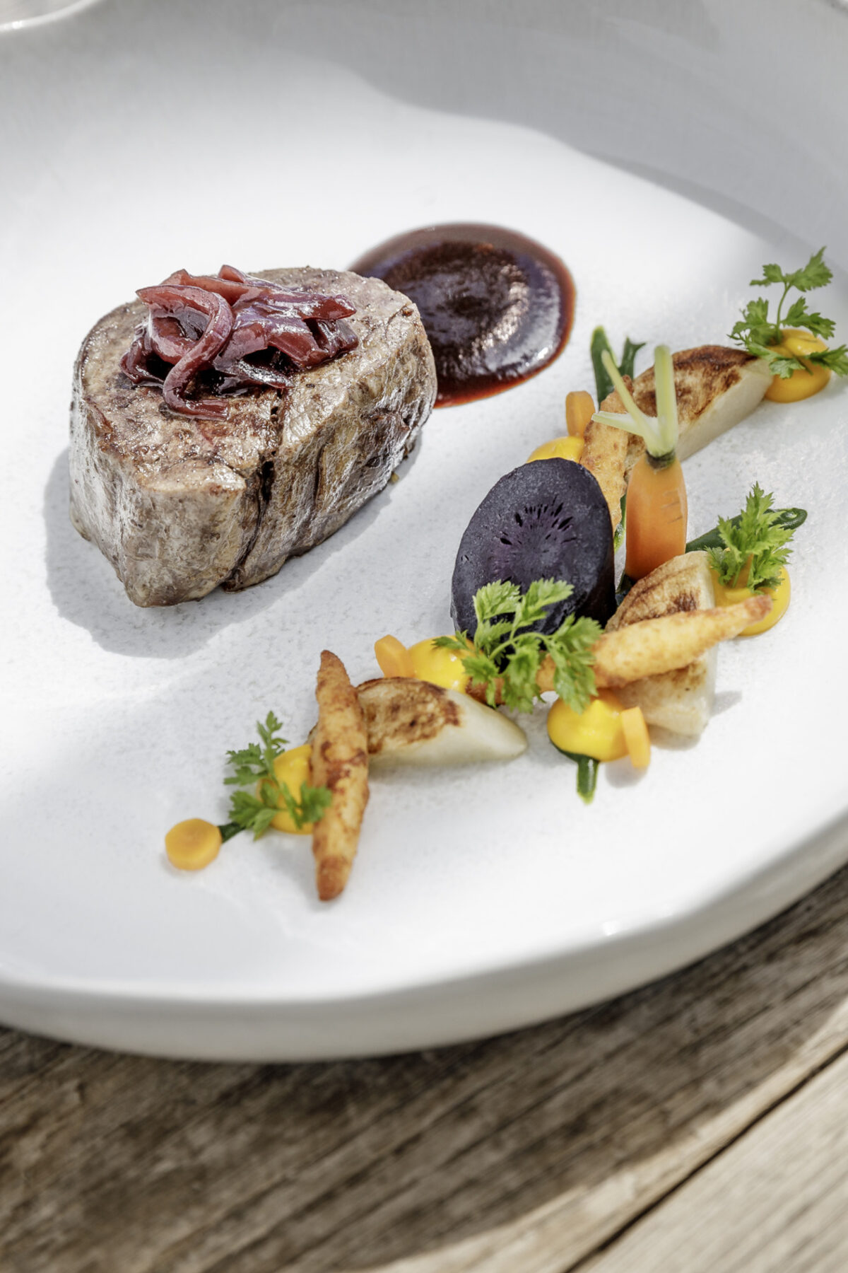 Hauptgang mit Filet, Gemüse und Jus