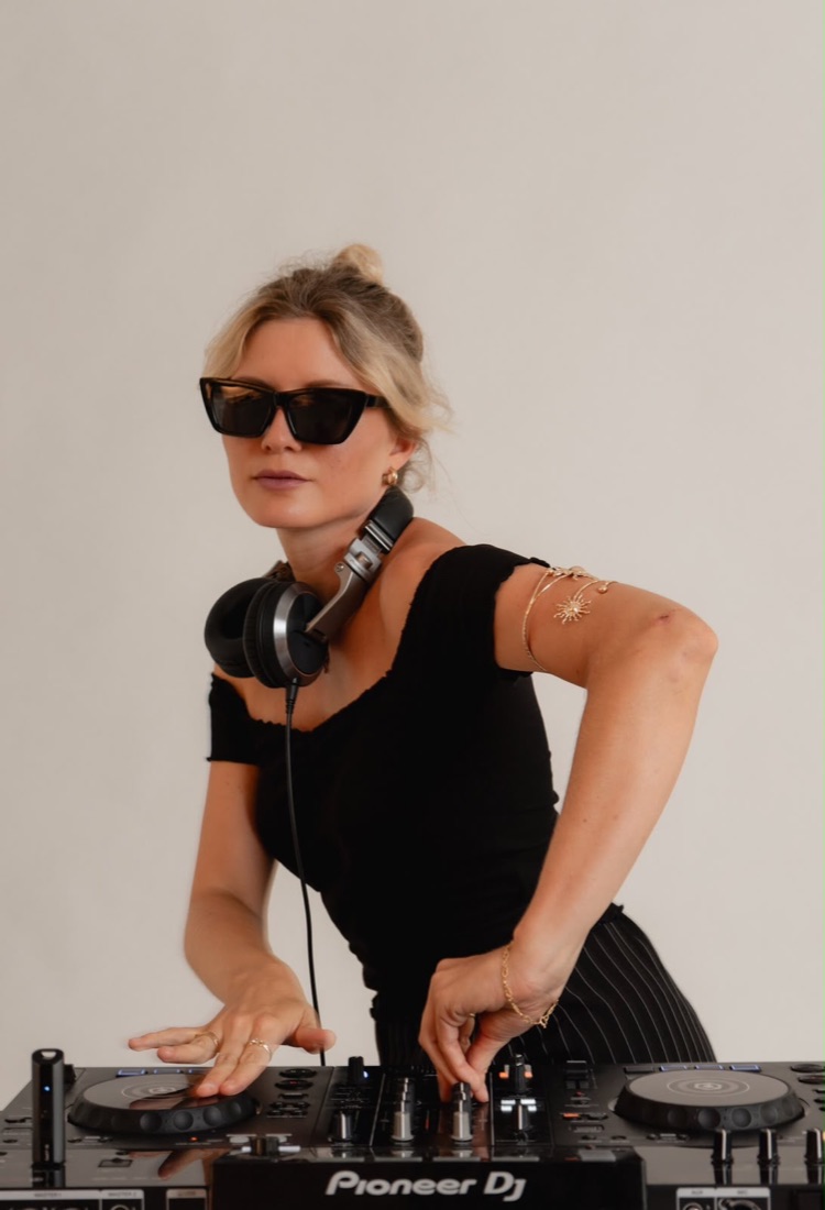Ricarda Mercedes am DJ-Pult