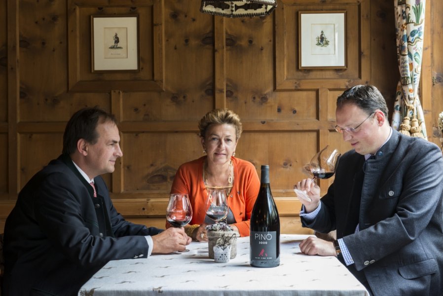 Angelika Falkner, Martin Sperdin und Michael Waschl vom Hotel Das Central in Sölden beim Verkosten des PINO 3000